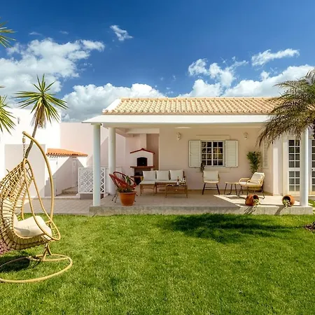 Charming Countryside With Pool Near Horses